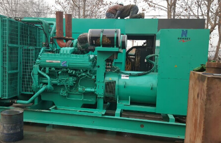 华容发电机组如何判断水冷式机油散热器内部是否需要清洗？